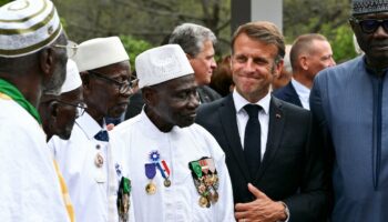 Le président français Emmanuel Macron pose avec des anciens combattants lors d'une cérémonie marquant le 80e anniversaire du débarquement allié en Provence pendant la Seconde Guerre mondiale, au cimetière national de Boulouris ("nécropole nationale") à Boulouris-sur-Mer, dans le sud-est de la France, le 15 août. , 2024. (Photo de Christophe SIMON / POOL / AFP)