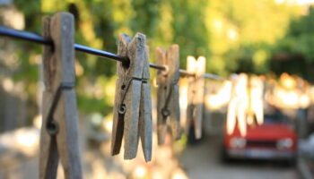 De plus en plus de gens mettent une pince à linge dans leur voiture, voici pourquoi