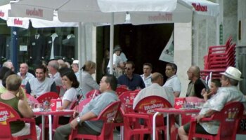 Adiós a las sillas y mesas de Mahou, Cruzcampo o Estrella Galicia en las terrazas de los bares: Sanidad las quiere prohibir