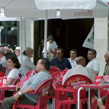 Adiós a las sillas y mesas de Mahou, Cruzcampo o Estrella Galicia en las terrazas de los bares: Sanidad las quiere prohibir