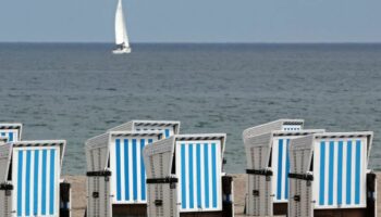 Ein Mann wird leblos aus der Ostsee geborgen. (Illustration) Foto: Bernd Wüstneck/dpa