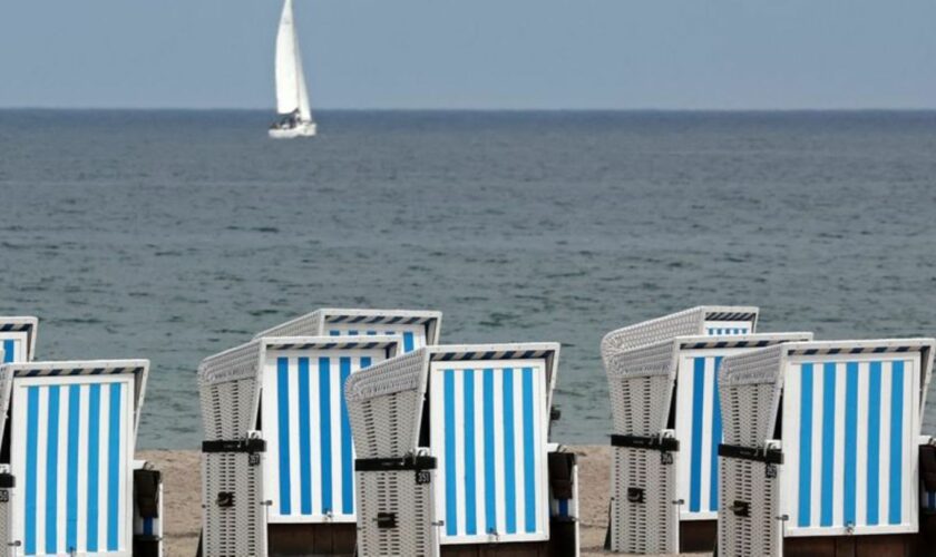 Ein Mann wird leblos aus der Ostsee geborgen. (Illustration) Foto: Bernd Wüstneck/dpa