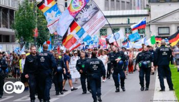 Berlin: Thousands march in COVID-19 pandemic skeptic protest