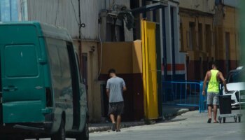 Ceuta vuelve a acoger menores migrantes en las naves industriales del Tarajal