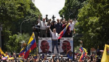 Cientos de miles de venezolanos desafían  el cerco a Maduro para arropar a María Corina