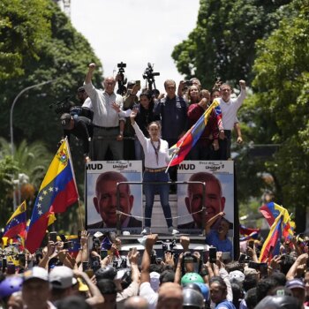Cientos de miles de venezolanos desafían  el cerco a Maduro para arropar a María Corina