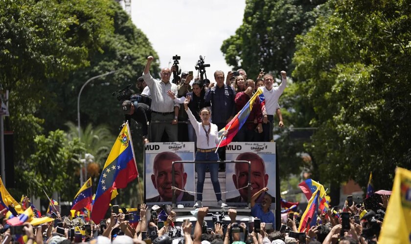 Cientos de miles de venezolanos desafían  el cerco a Maduro para arropar a María Corina