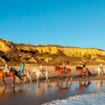 Cinco rutas a caballo por las playas de Andalucía para ver atardeceres espectaculares