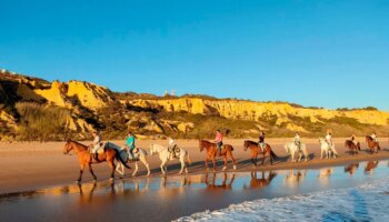 Cinco rutas a caballo por las playas de Andalucía para ver atardeceres espectaculares