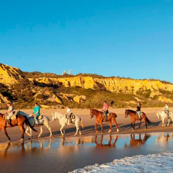 Cinco rutas a caballo por las playas de Andalucía para ver atardeceres espectaculares