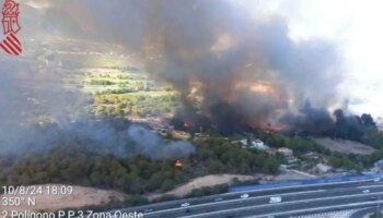 Declarado un incendio forestal en Benidorm que obliga a cortar la AP-7 y el suministro eléctrico