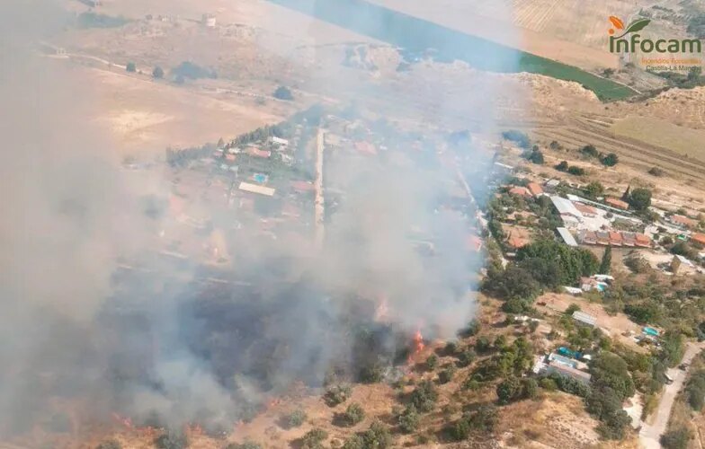 Desalojados 80 vecinos de Las Herencias (Toledo) por un incendio que ha dañado 40 casas