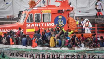 El Gobierno deriva a Tenerife a los migrantes llegados a El Hierro ante el colapso de los recursos de acogida