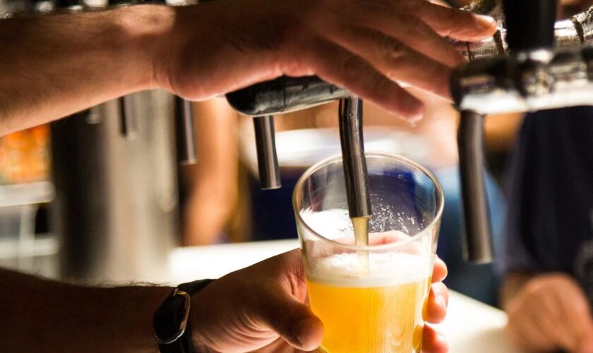 El aviso de la OCU a los que beben cerveza con limón