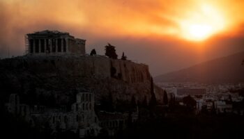 El gran incendio en Grecia que cerca Atenas se cobra la primera víctima mortal