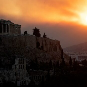 El gran incendio en Grecia que cerca Atenas se cobra la primera víctima mortal