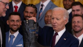 Élection américaine : Joe Biden admet avoir jeté l'éponge sous pression de son camp démocrate