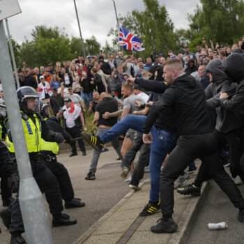 En Angleterre, les villes s’enflamment les unes après les autres : « On va vers une guerre civile »