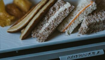 En avion, le personnel de bord mange-t-il secrètement les mets de la première classe?