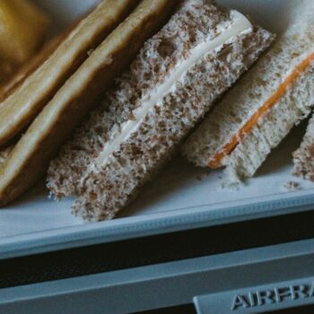 En avion, le personnel de bord mange-t-il secrètement les mets de la première classe?