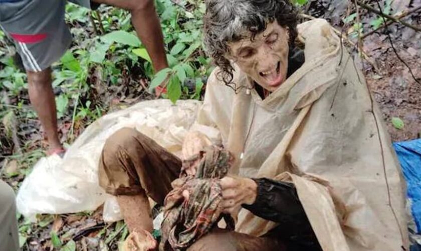 Encuentran al borde la muerte a una mujer atada a un árbol en la India