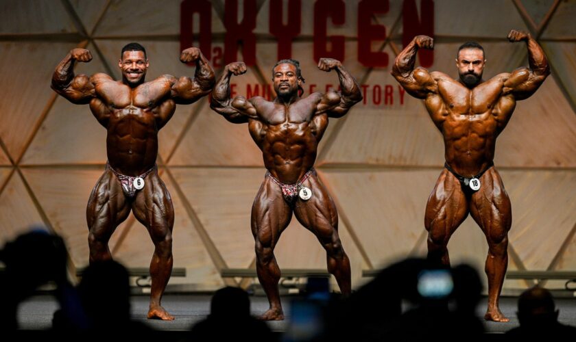 Bodybuilder posieren bei der "Dubai Pro" am 28. Juli 2024