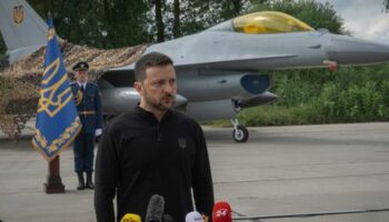 F-16 Kampfjets: Wolodymyr Selenskyj stellt neue Flugzeuge vor