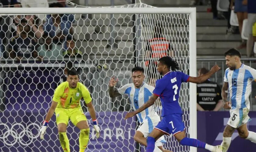 Francia se cobra la venganza del Mundial  y acaba con una bochornosa tangana final