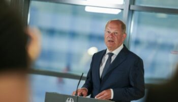 Bundeskanzler Olaf Scholz (SPD) am Flughafen Köln/Bonn