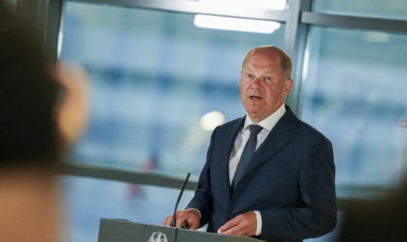 Bundeskanzler Olaf Scholz (SPD) am Flughafen Köln/Bonn