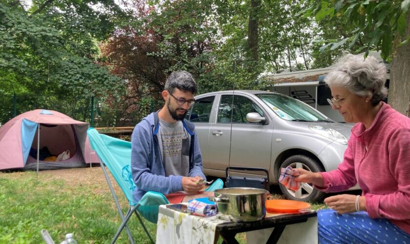 « Il faut tout calculer » : sandwichs, nuits en camping, places gratuites… ils vivent les JO en mode économique