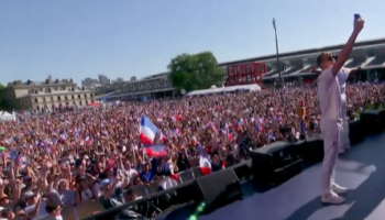 JO Paris 2024 : en vidéo, l’arrivée en rock star de Léon Marchand au Club France