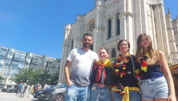 JO Paris 2024 : la « wonderful » balade des touristes étrangers, du Stade de France à la basilique Saint-Denis