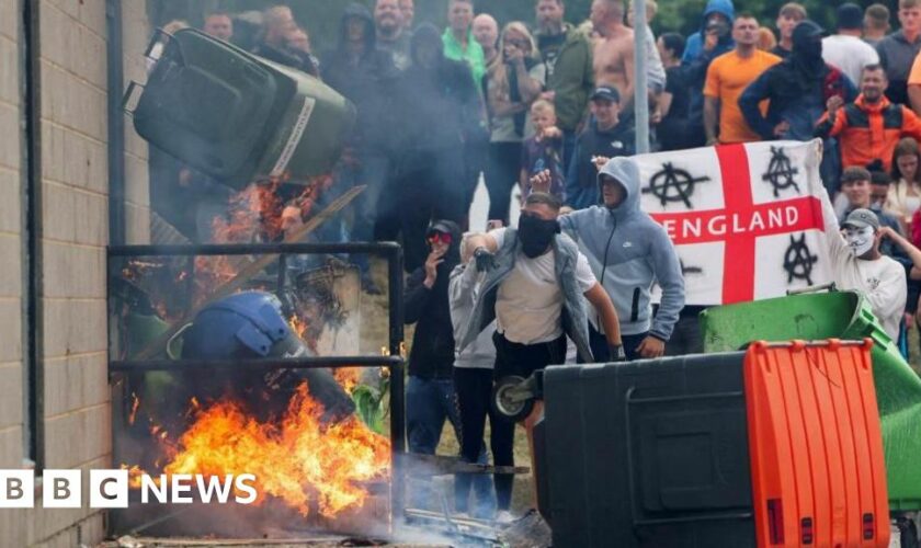 Keir Starmer condemns 'far-right thuggery' after another day of violence