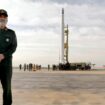 Ein Kommandeur der Luft- und Raumfahrtabteilung der iranischen Revolutionsgarden auf einem Raketen-Testgelände