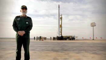 Ein Kommandeur der Luft- und Raumfahrtabteilung der iranischen Revolutionsgarden auf einem Raketen-Testgelände