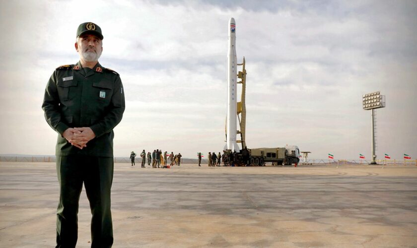 Ein Kommandeur der Luft- und Raumfahrtabteilung der iranischen Revolutionsgarden auf einem Raketen-Testgelände