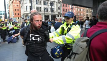 La tensión crece en Inglaterra tras la tercera noche de disturbios promovidos por la ultraderecha en contra del Islam