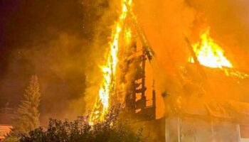 Flammen schlagen aus der katholischen Kirche St. Josef in Widdern. Foto: Lars Greulich/EinsatzReport24/dpa