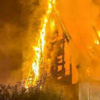 Flammen schlagen aus der katholischen Kirche St. Josef in Widdern. Foto: Lars Greulich/EinsatzReport24/dpa