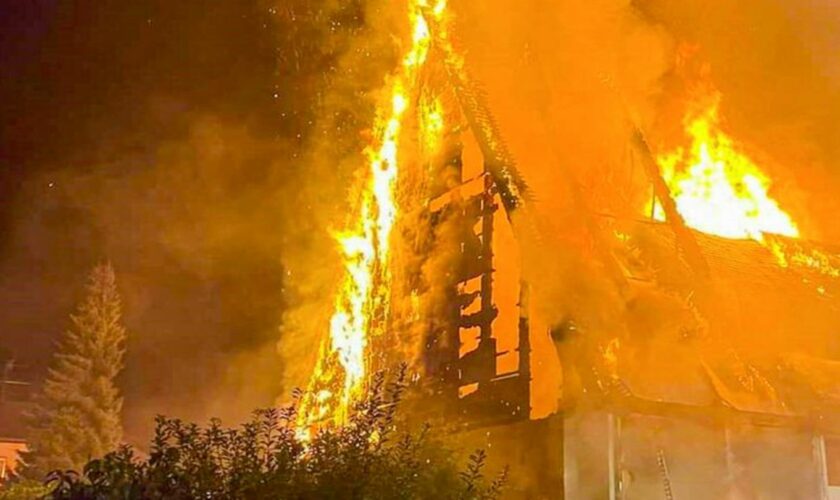 Flammen schlagen aus der katholischen Kirche St. Josef in Widdern. Foto: Lars Greulich/EinsatzReport24/dpa