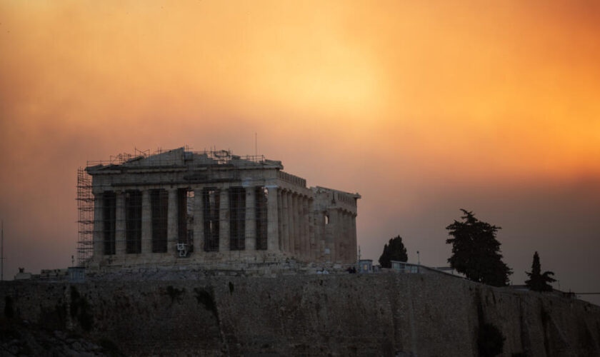 Les incendies aux portes d'Athènes, des renforts internationaux affluent vers la Grèce