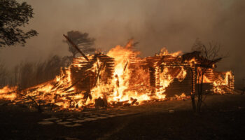 Les incendies de forêt se multiplient en Grèce, la ville de Marathon évacuée