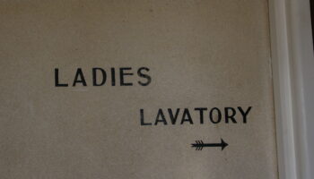 Les toilettes pour dames, cheval de bataille du féminisme dans l'Angleterre victorienne