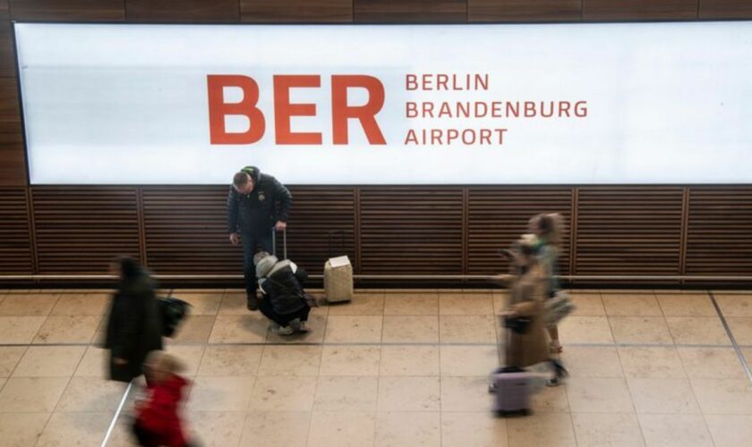 Am Flughafen BER fand eine Protestaktin der Klima-Initative Letzte Generation statt. (Archivbild) Foto: Paul Zinken/dpa