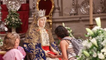 Los cultos de la Virgen de los Reyes comienzan con un multitudinario besamanos