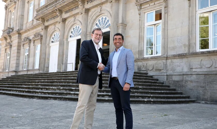 Mariano Rajoy se reencuentra con su yo de hace 40 años en la Diputación de Pontevedra