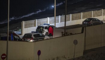 Más de 300 personas que intentan cruzar la frontera en Ceuta ponen en jaque a la Guardia Civil