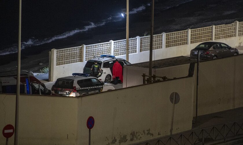 Más de 300 personas que intentan cruzar la frontera en Ceuta ponen en jaque a la Guardia Civil