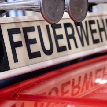 Ein Brand in einem Rastatter Wohnhaus löst einen größeren Einsatz von Feuerwehr und Rettern aus. (Symbolbild) Foto: Sven Hoppe/d